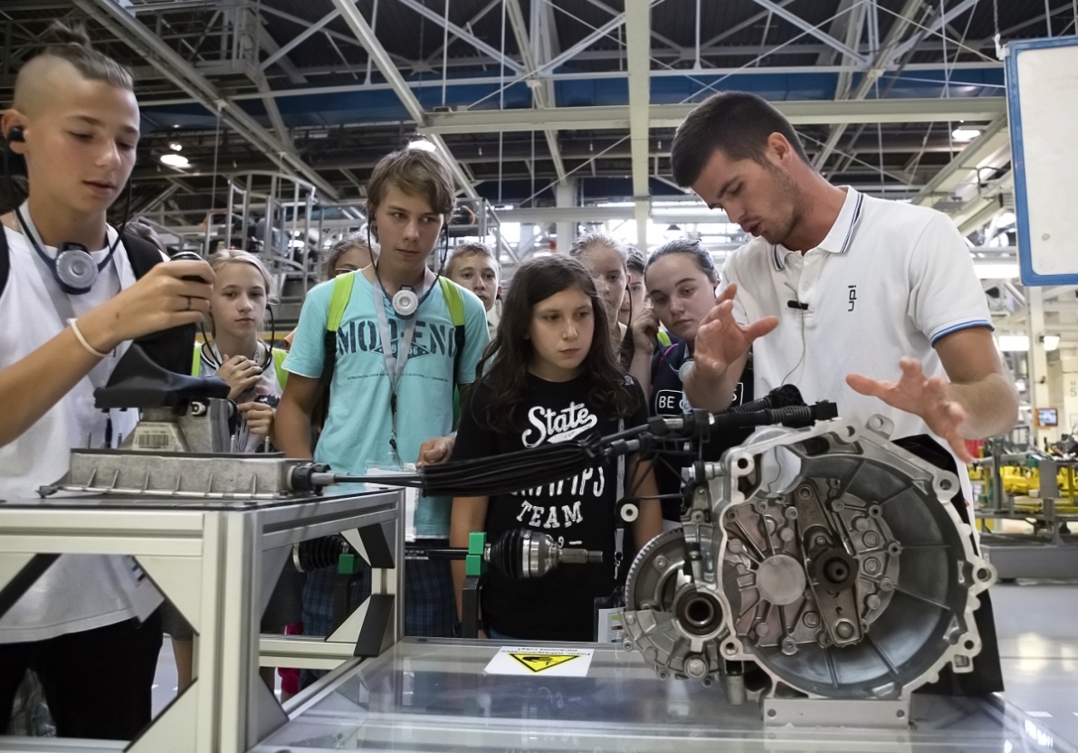 Young car enthusiasts were discovering production technologies at Volkswagen Slovakia