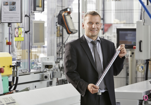 BMW Car Parking assistance: two-component rotary table machine from ARBURG produces two million connectors per year