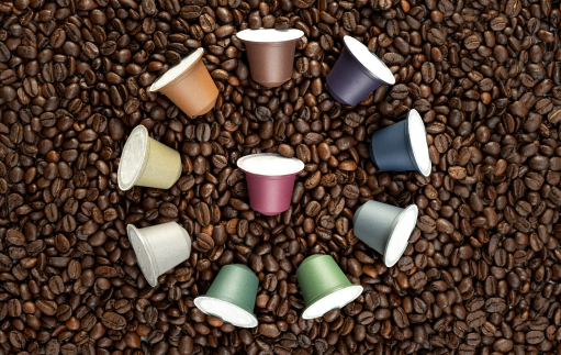 Home  compostable coffee capsules in brilliant colours: here the eye and also the awareness of nature and the environment drink along