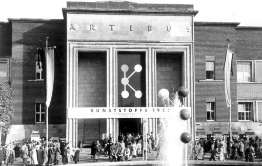 K SHOW celebrates its 70th anniversary - remembrance of the first big market in 1952