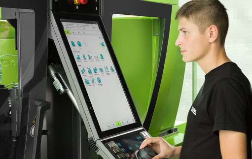 Premiere at Fakuma: the ENGEL CC300 plus control unit – the plus in terms of ergonomics and haptic features